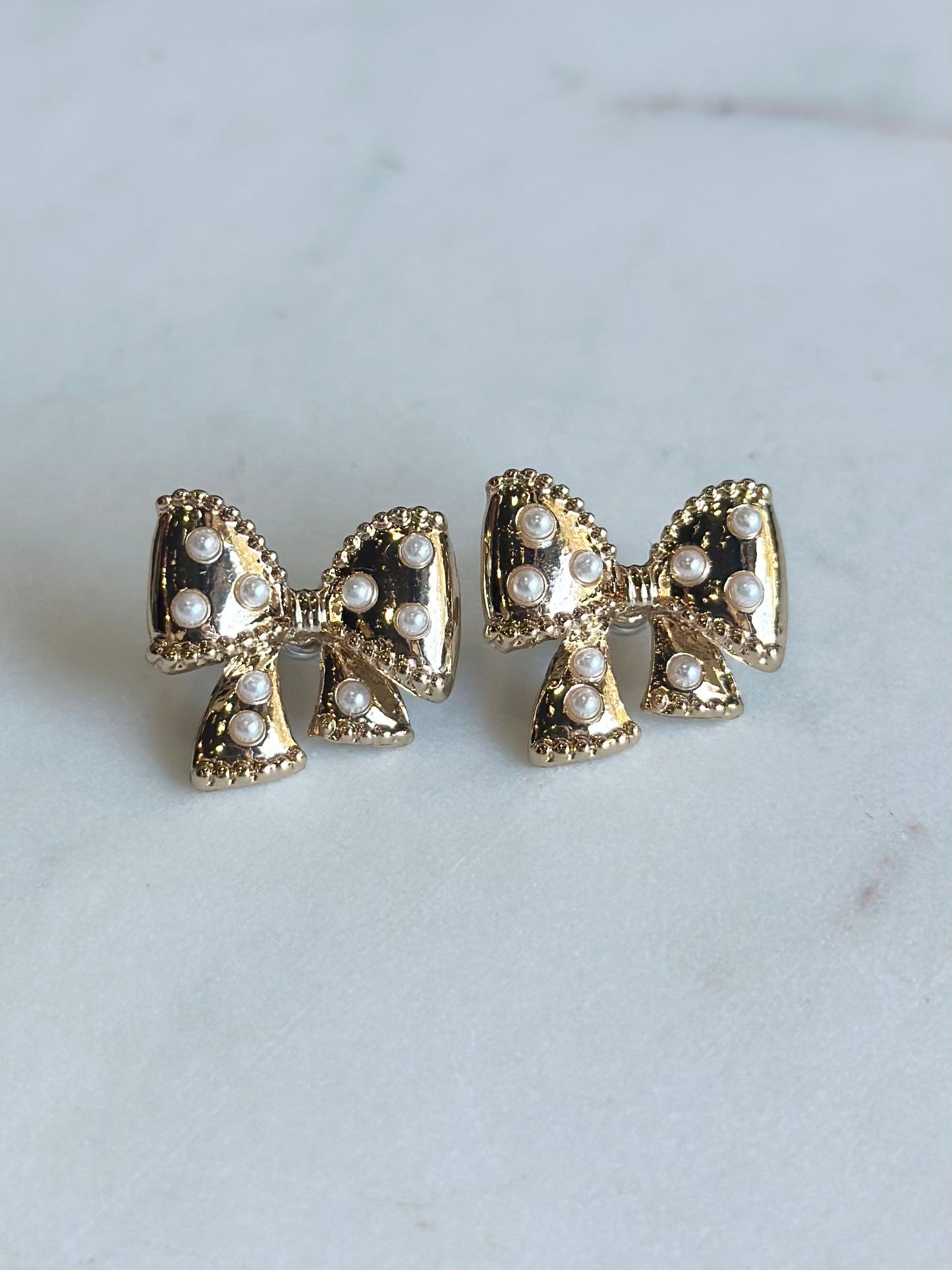 pearly bow stud earring