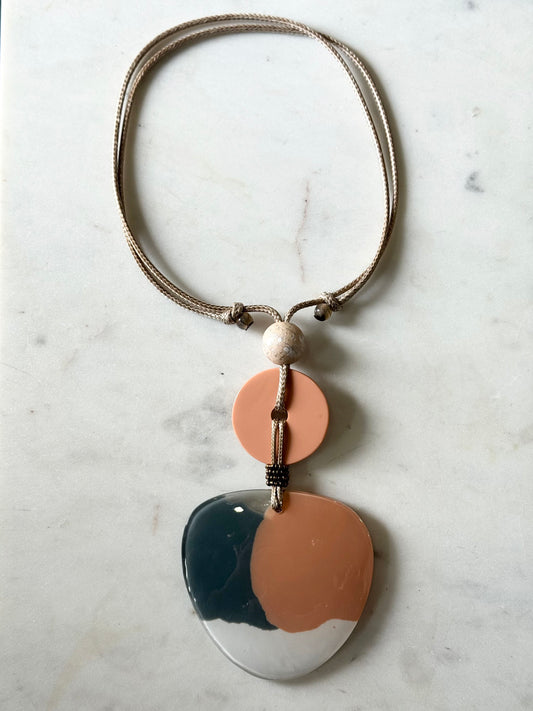 the mani necklace